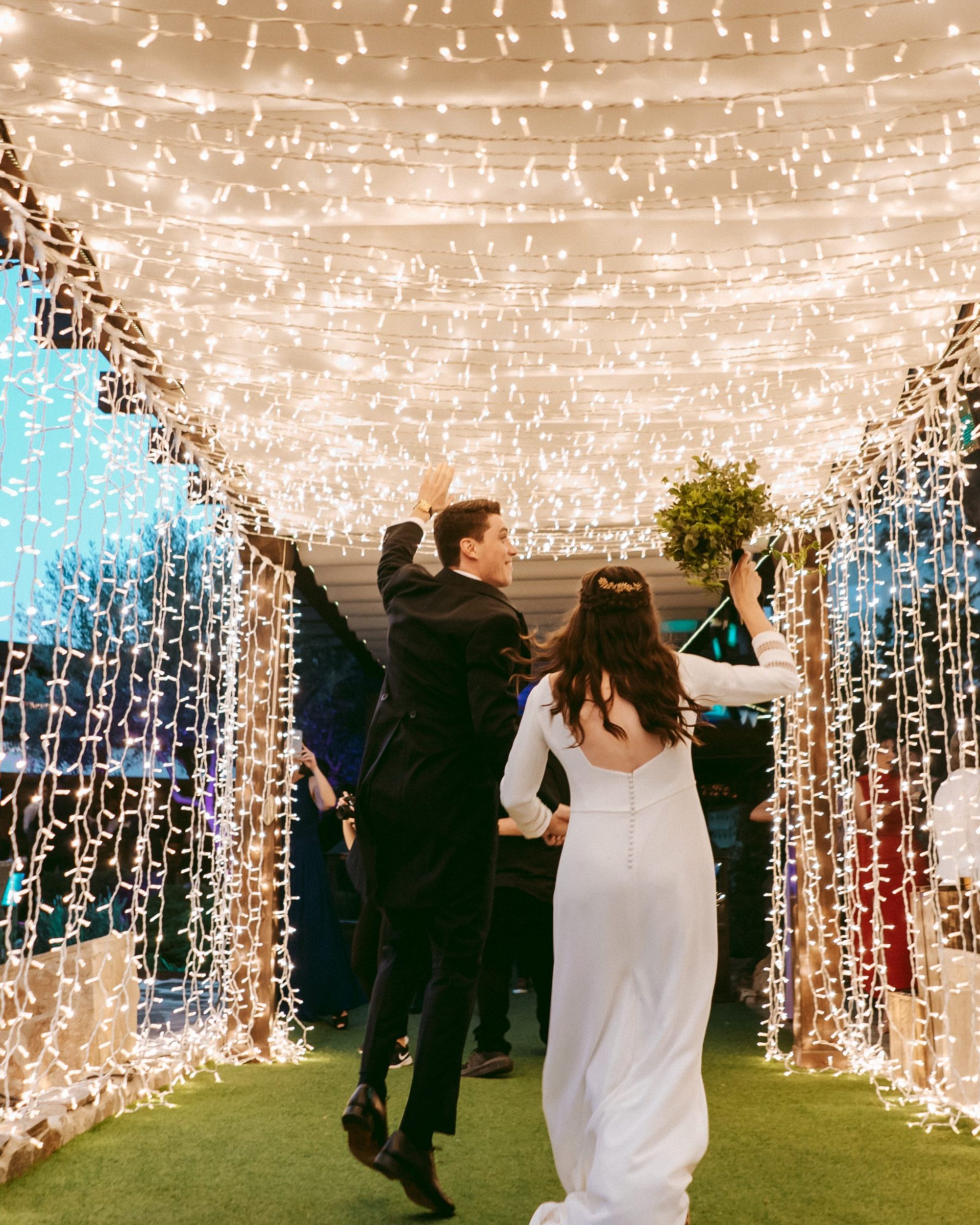 Novios entrando en túnel de luces