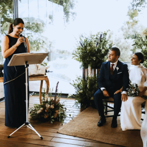Uniendoficiante, Maestra de ceremonias