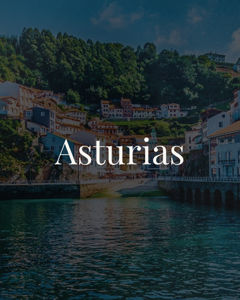 Paisaje costero de Asturias con casas coloridas y montañas al fondo, ideal para bodas en un entorno natural.