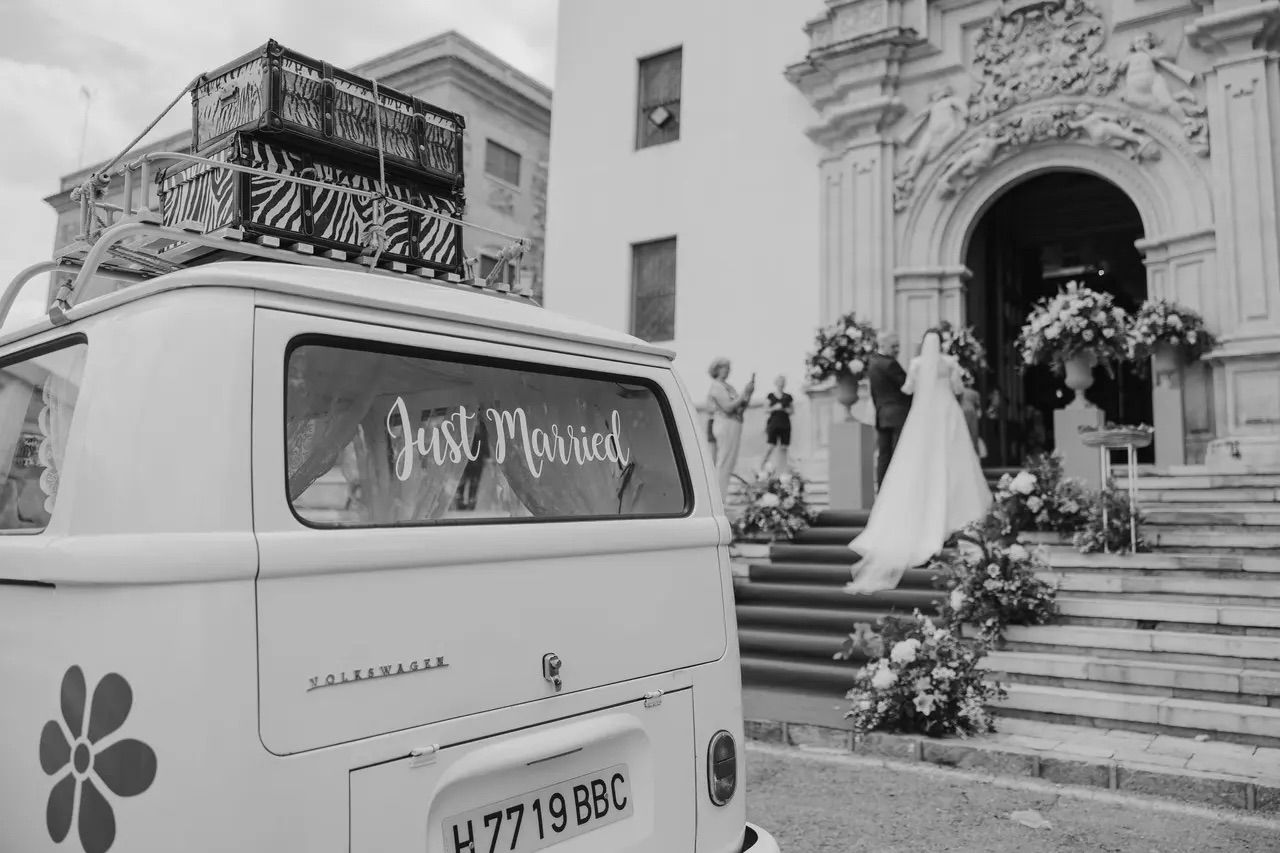 Entrada_novios_iglesia_Margharet_furgoneta_JustMarried Entrada_novios_iglesia_Margharet_furgoneta_JustMarried