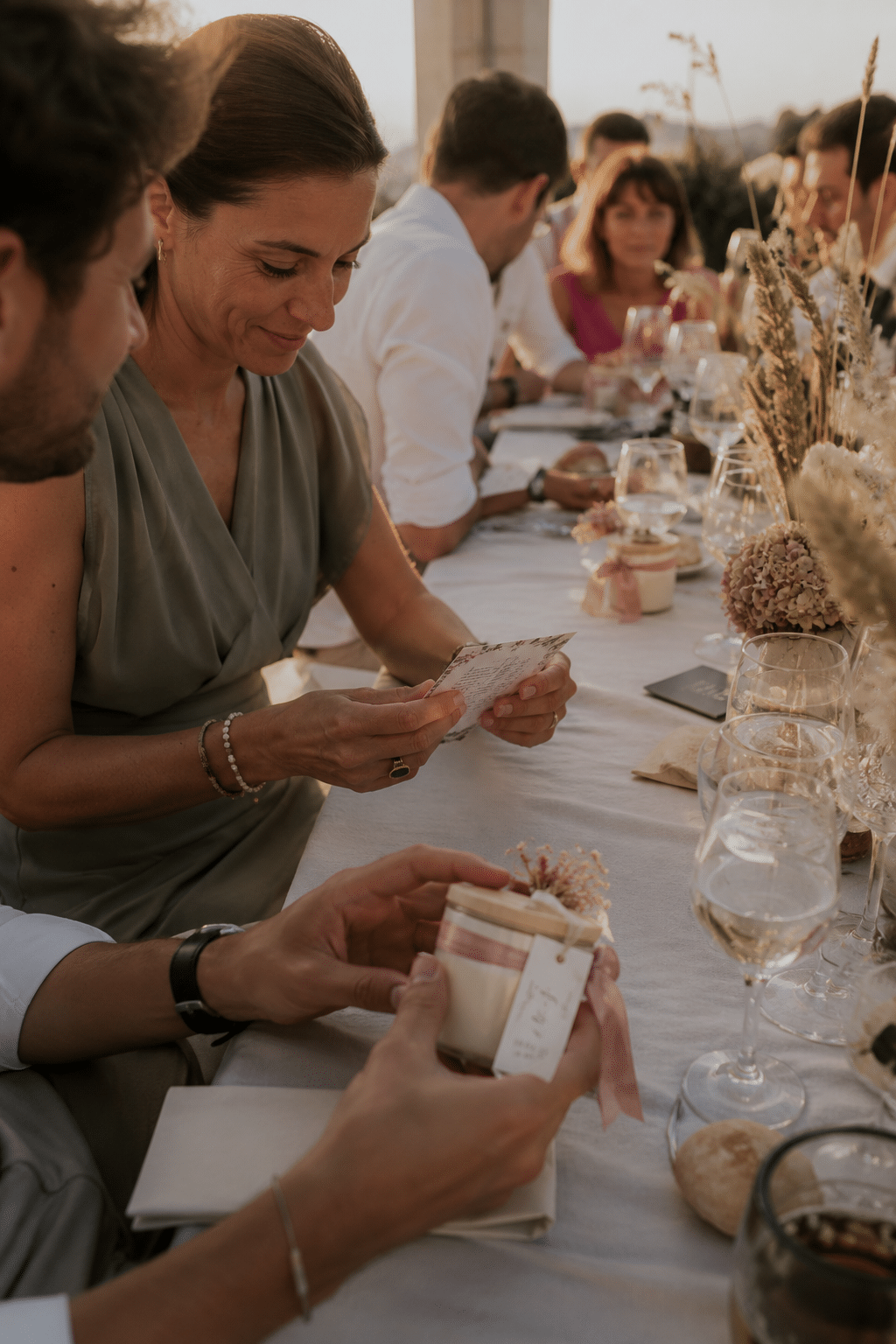 Invitados en una mesa disfrutando de detalles personalizados en una celebración de boda.