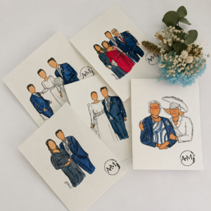 Ilustraciones personalizadas de parejas vestidas de boda sobre papel blanco junto a ramo de flores secas.