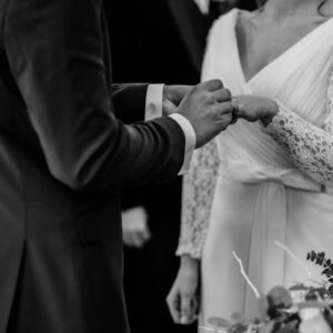 Novios intercambiando anillos durante la ceremonia de boda.