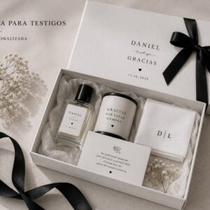 Caja blanca con perfume, vela, pañuelo y tarjeta de agradecimiento con lazo negro y flores secas.