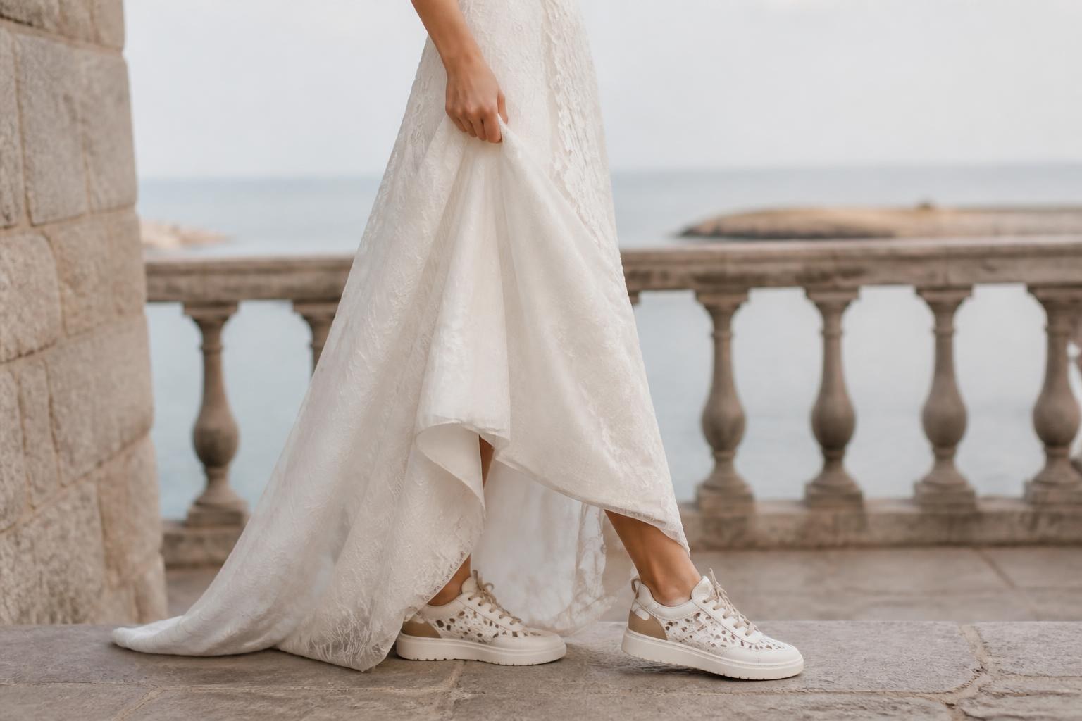 Novia levantando el bajo del vestido para mostrar unas zapatillas como segundo par