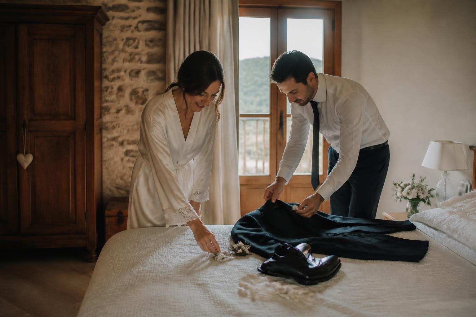 Pareja preparando la ropa y los accesorios durante la última semana antes de su boda en Girona