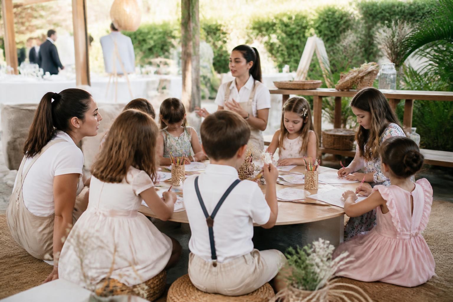 Niños participando en una actividad dirigida durante una boda al aire libre en Alicante