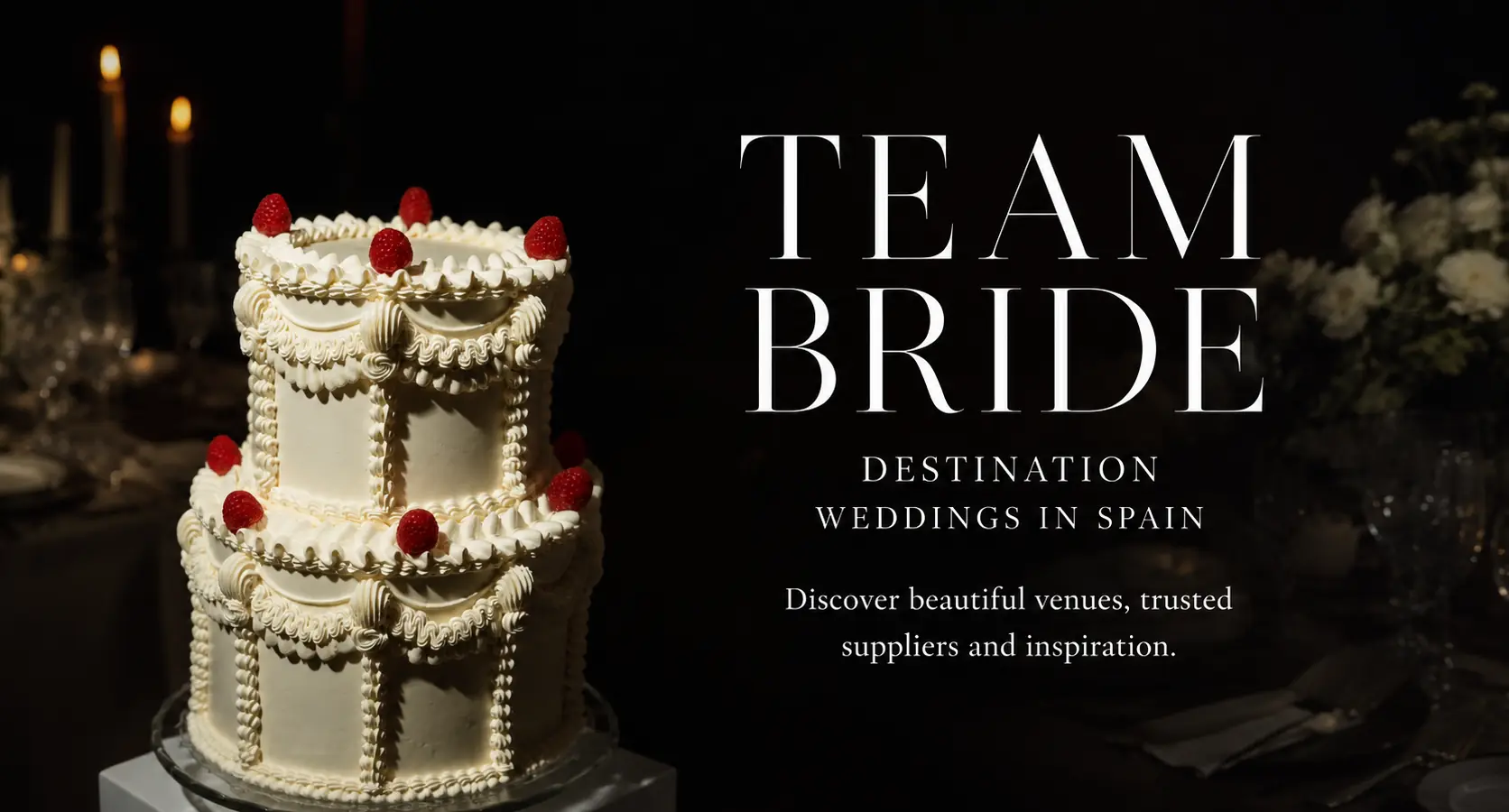 destination-weddings-team-bride Pastel de boda blanco con decoraciones y cerezas rojas sobre fondo oscuro.