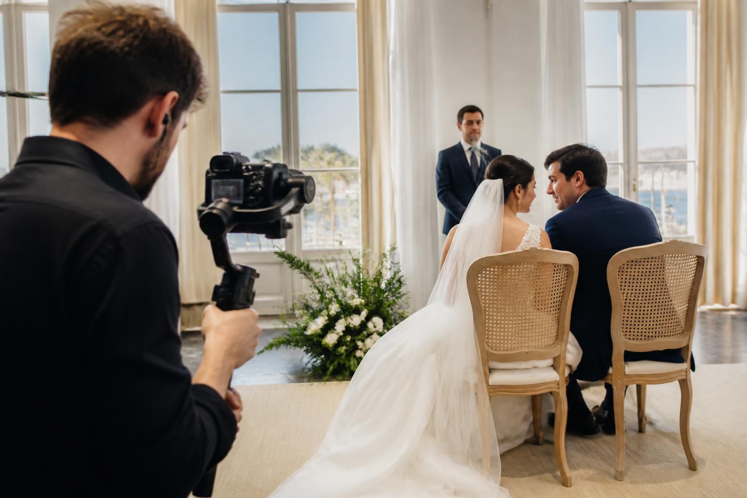Videógrafo grabando a una pareja durante una boda en Cádiz