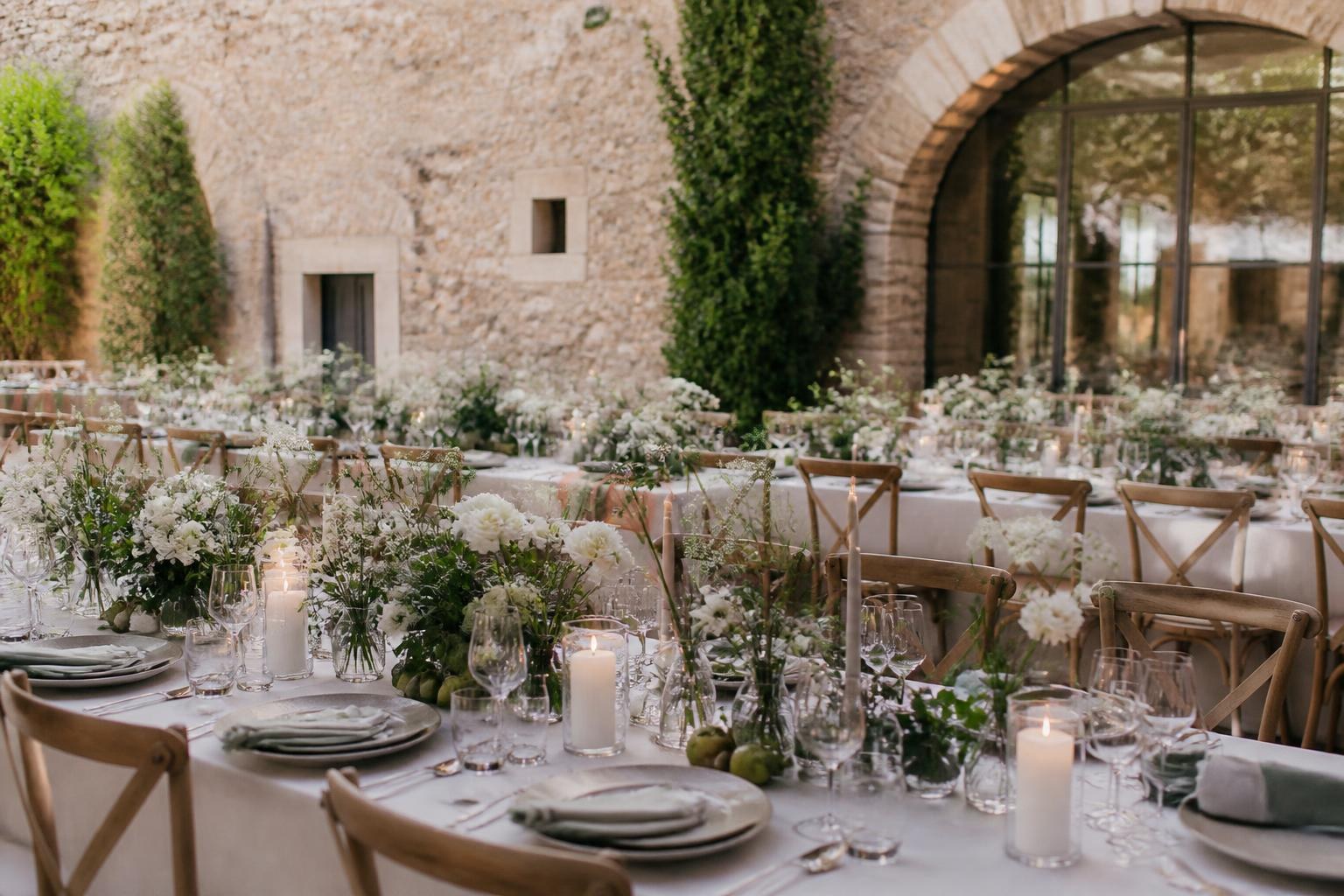 Mesas de boda con centros florales en una masía de Girona