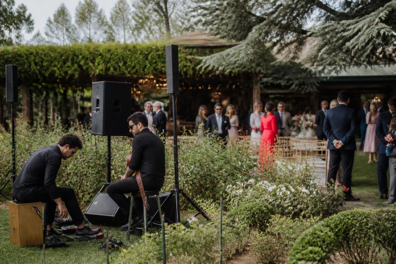 Preparación del equipo de música para una boda al aire libre en una finca