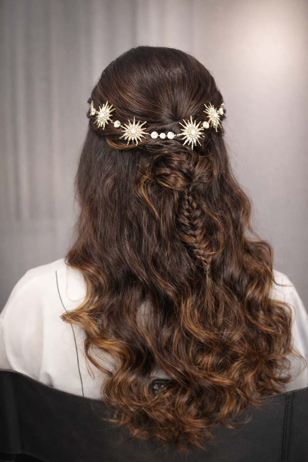 Lorena 1 Peinado con ondas sueltas y trenza de espiga decorada con diadema de flores blancas.