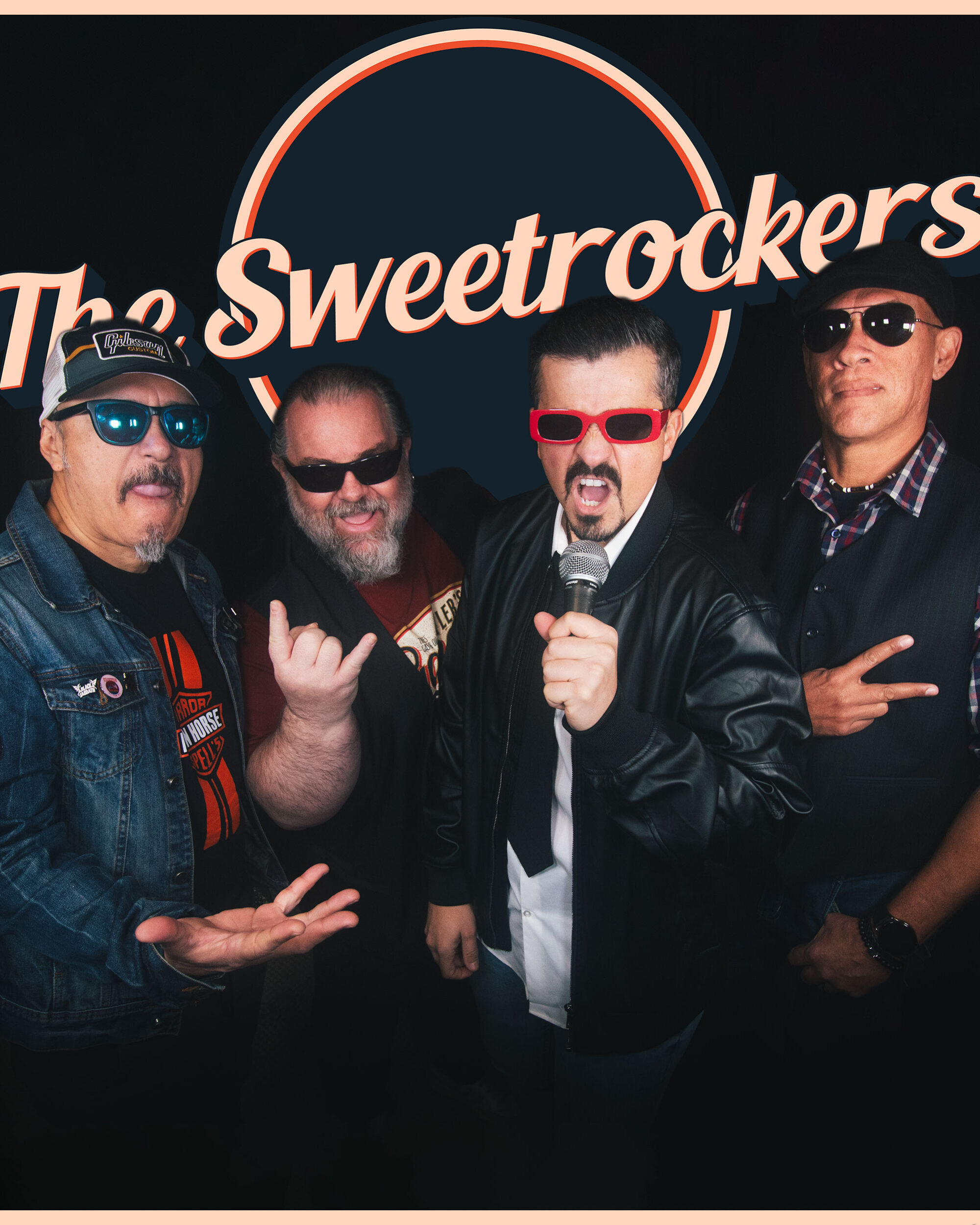 THE-SWEETROCKERS-CUARTETO-1-CUADRADA Cuatro hombres con gafas de sol posan juntos sobre fondo oscuro.