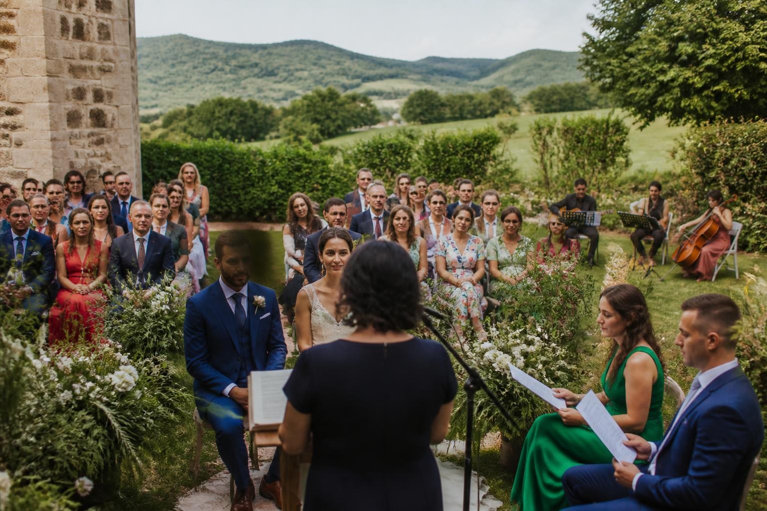 Pareja durante una ceremonia de boda bilingüe al aire libre en Álava